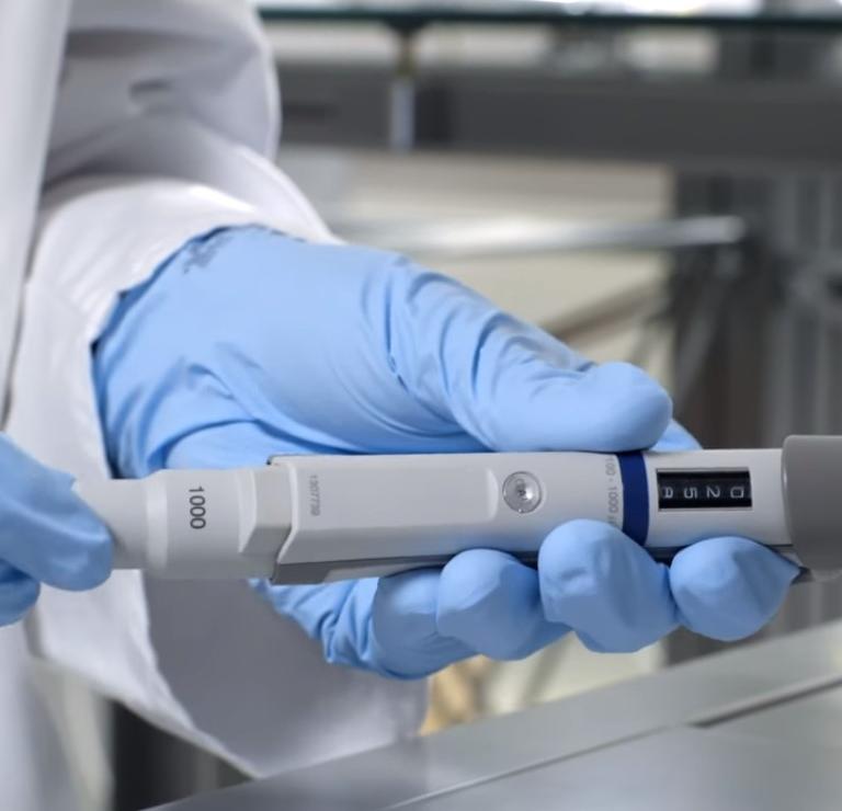 Hút nhả micropipette đúng cách